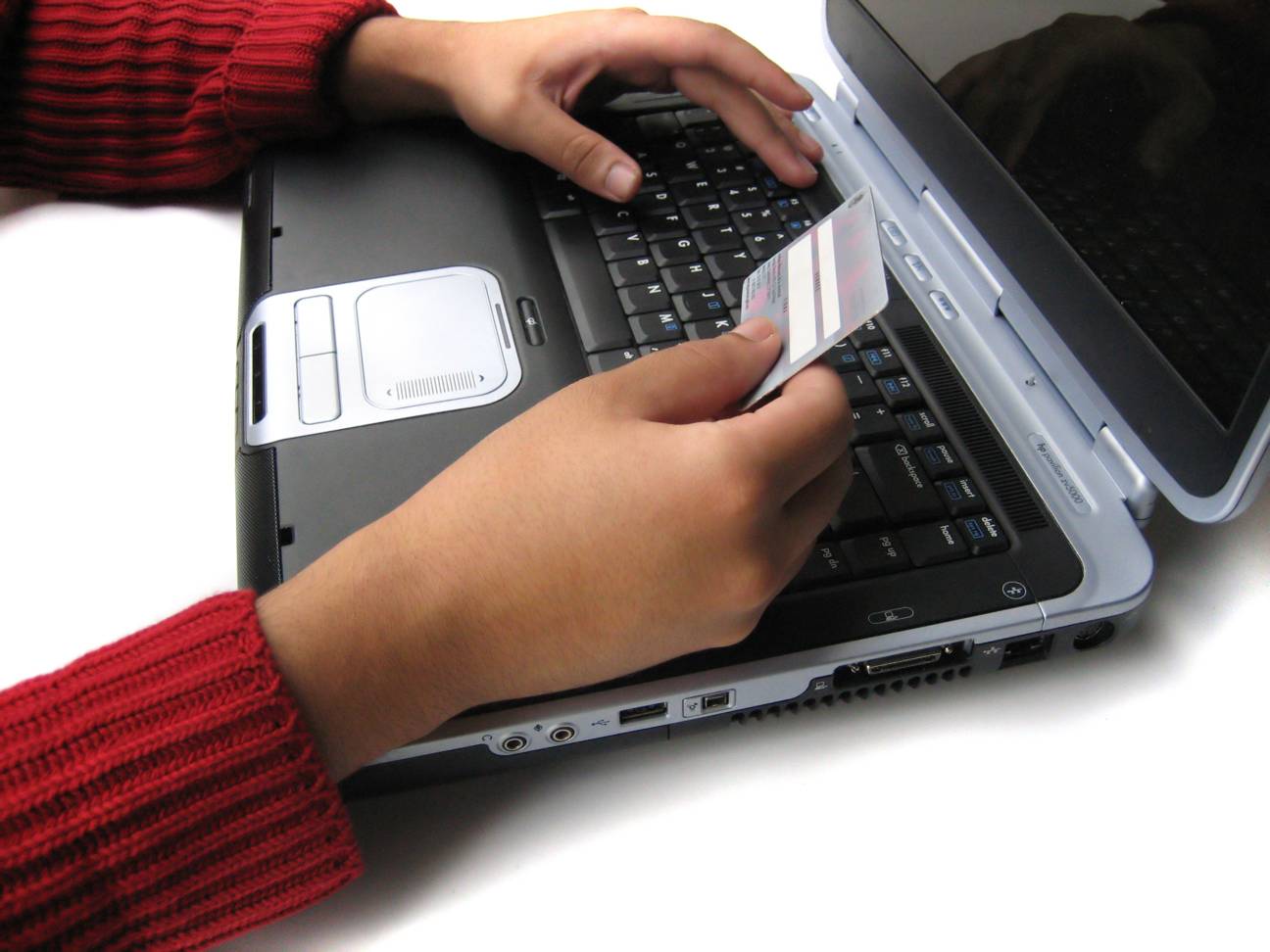 Better Business Bureau offers financial safety tips for holiday shoppers