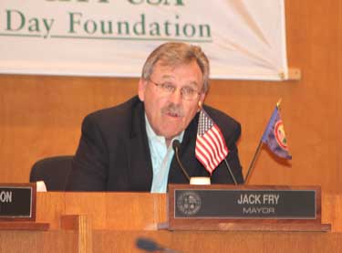 Mayor Jack Fry shares his comments on the Authority's decision Tuesday. (Photo by Vicki Middleton/EastWord News)